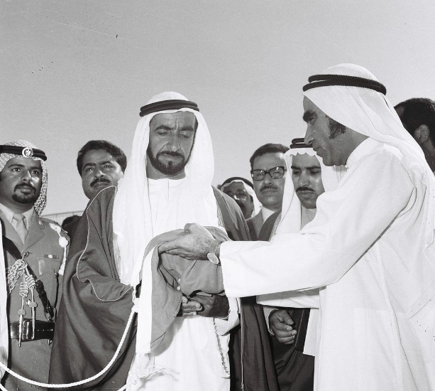 El presidente fundador, el jeque Zayed, iza la bandera de EAU en la Casa de la Unión  en Dubai, el 2 de diciembre de 1971, marcando la unificación del país. (Al Ittihad)