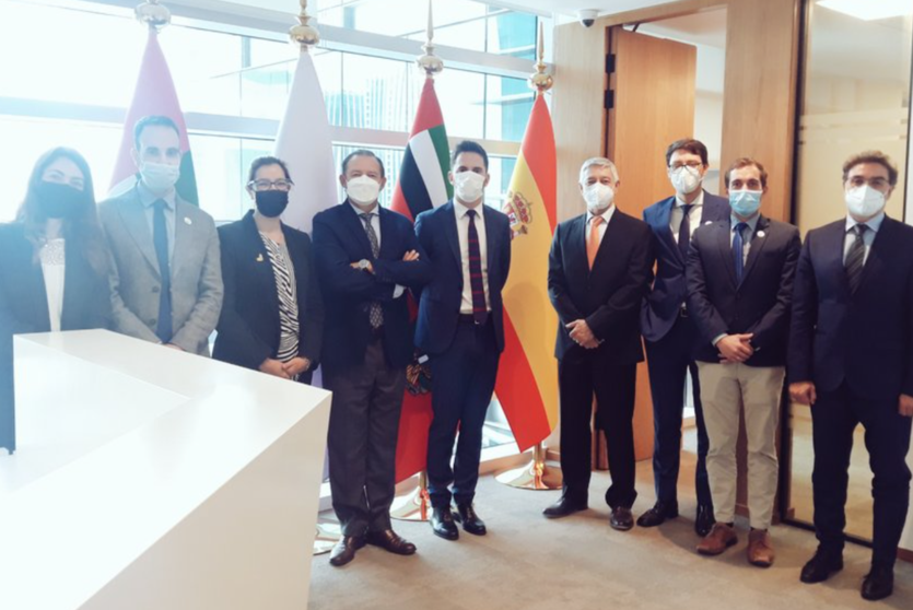El equipo de profesionales españoles de la Autoridad Militar de Aeronavegabilidad durante su visita a la Embajada española en Abu Dhabi. (Twitter)
