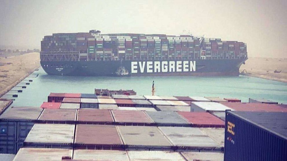 El buque portacontenedores Evergreen en el Canal de Suez. (Julianne Cona,  Instagram)