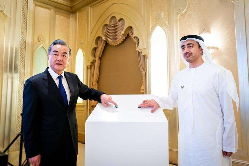 El jeque Abdullah bin Zayed, ministro de Relaciones Exteriores y Cooperación Internacional de EAU, y el ministro de Relaciones Exteriores de China, Wang Yi, lanzaron la primera línea de producción de la vacuna Covid-19. (WAM)
