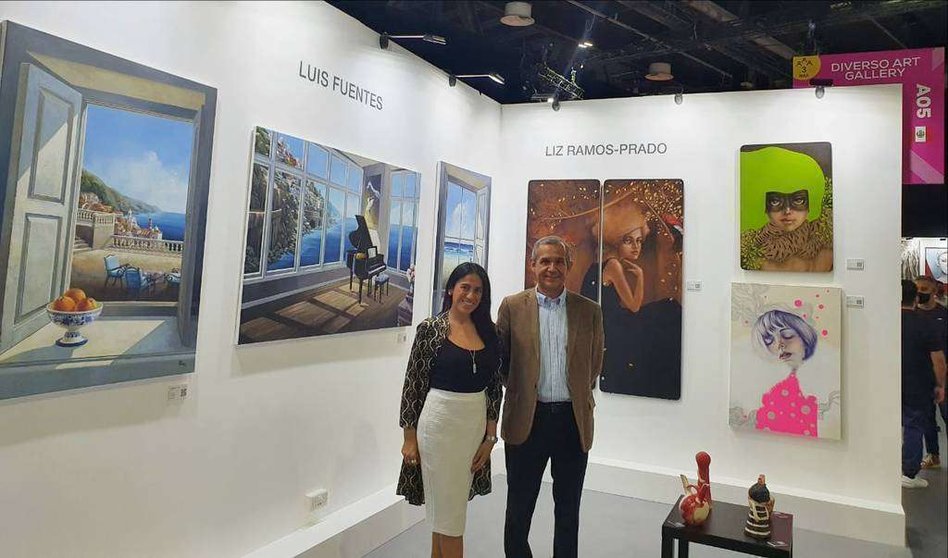 La artista Liz Prado-Ramos en World Art Dubai junto a cónsul general del Perú en Emiratos Árabes. (Cedida)