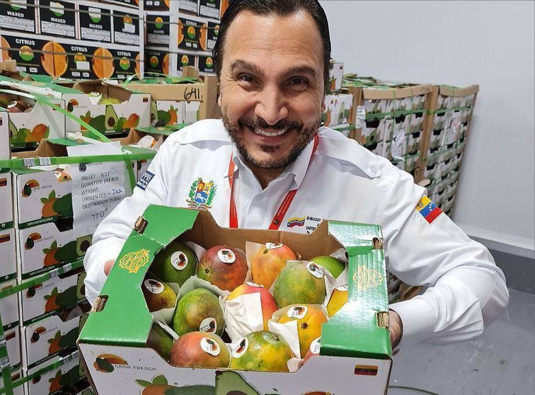 El embajador de Venezuela en Abu Dhabi, Samir Al Attrach, muestra los mangos llegados desde su país a Emiratos Árabes. (Cedida)
