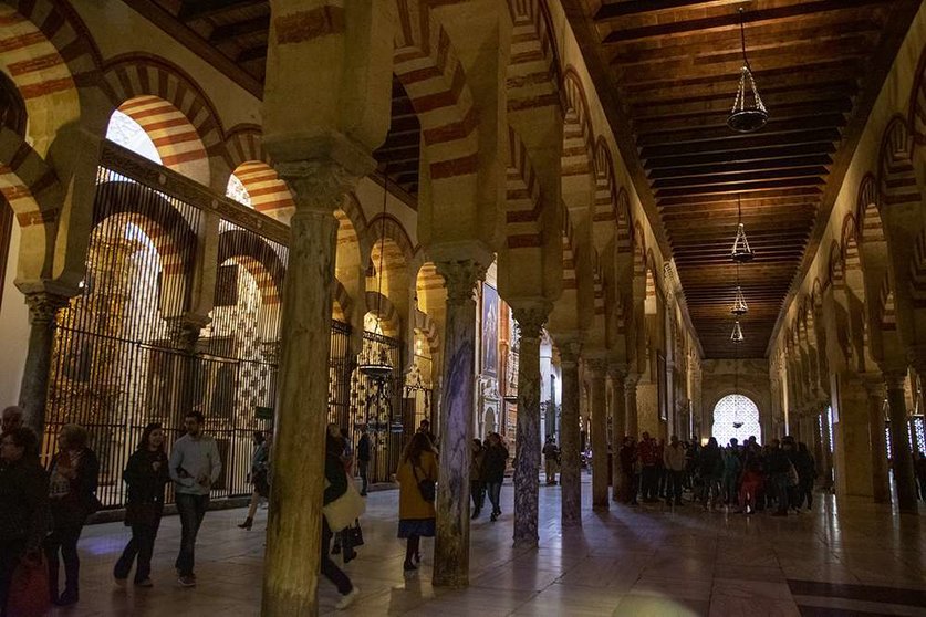 Turistas en la mezquita de Córdoba. (CARMEN BARAHONA)