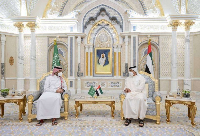 El jeque Mansour bin Zayed Al Nahyan, viceprimer ministro y ministro de Asuntos Presidenciales de EAU junto al príncipe Abdulaziz bin Turki bin Faisal Al Saud, ministro de Deportes de Arabia Saudita. (WAM)