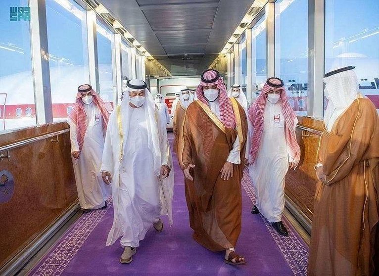 Los príncipes herederos de Abu Dhabi (izquierda) y Arabia Saudita en el aeropuerto de Jeddah. (Al Arabiya)