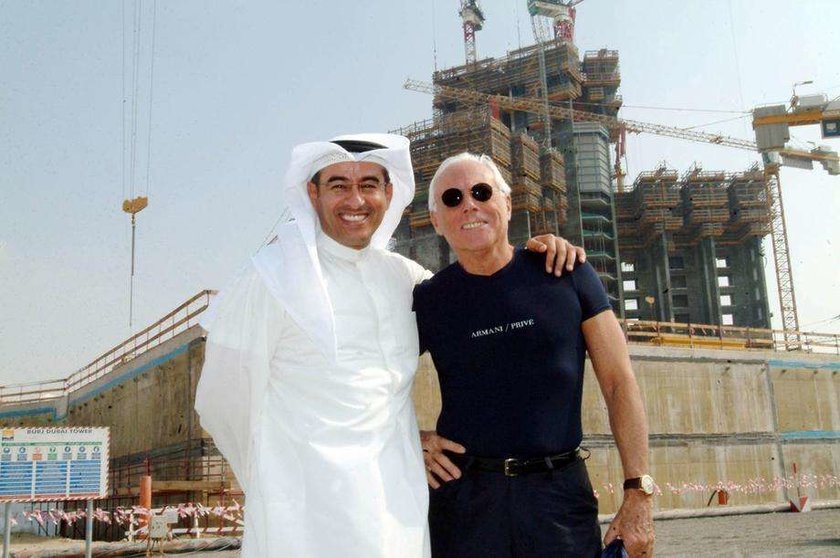 El fundador de Emaar Properties, Mohamed Alabbar, con el diseñador de moda Giorgio Armani ante el Burj Khalifa en construcción. (Getty Images)