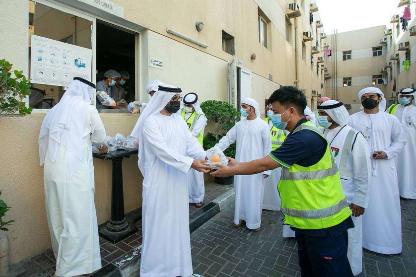 El Departamento de Asuntos Islámicos y Actividades Caritativas en Dubai entrega comidas frescas a trabajadores. (WAM)