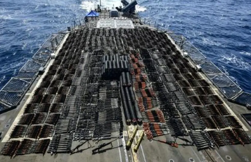  Foto de la Armada estadounidese que muestra armas de fabricación rusa y china incautadas en un 'dhow' en el Mar Arábigo.