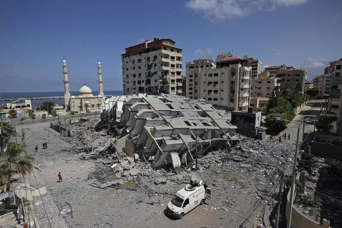En la ciudad de Gaza un ataque aéreo israelí destruyó un edificio de 12 pisos cerca de la costa. (AFP)