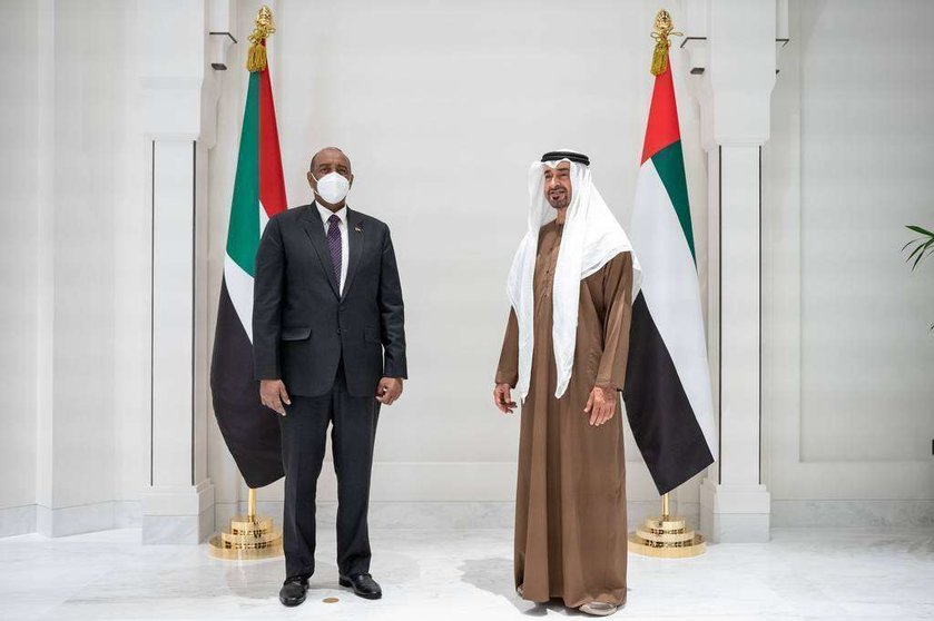 El jefe de Consejo Militar de Transición de Sudán y el príncipe heredero de Abu Dhabi. (WAM)