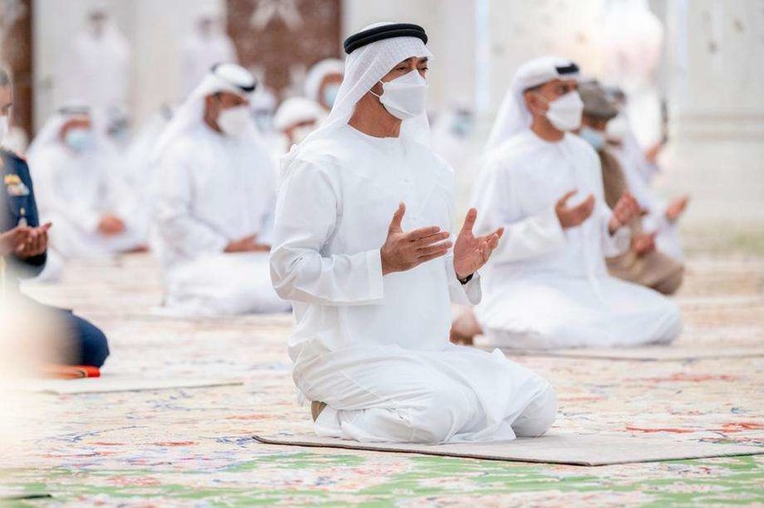 El jeque Mohamed bin Zayed asiste a las oraciones de Eid Al Fitr 2021 en la Gran Mezquita Jeque Zayed en Abu Dhabi.  (Ministerio de Asuntos Presidenciales)