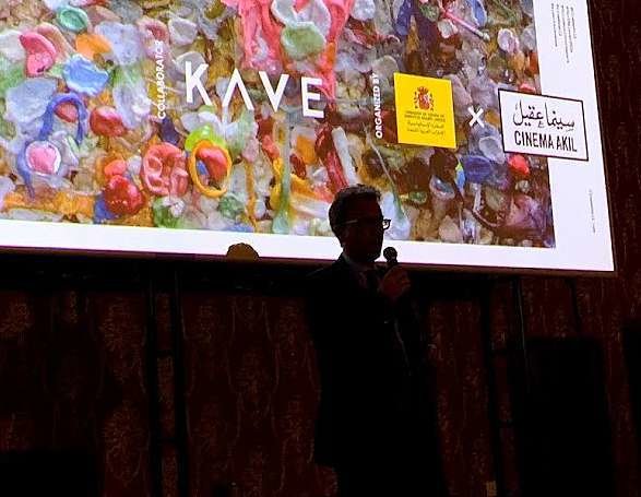 El embajador de España, durante su intervención en la inauguración en un contraluz con la pantalla de Cinema Akil en Dubai. (EL CORREO)