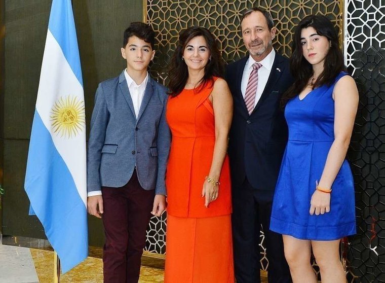 El embajador Fernando de Martini, junto a su esposa e hijos. (Manaf K. Abbas)