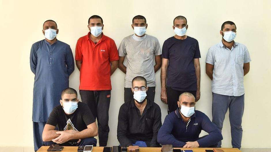 La Policía de Sharjah difundió la imagen de ocho de los estafadores.