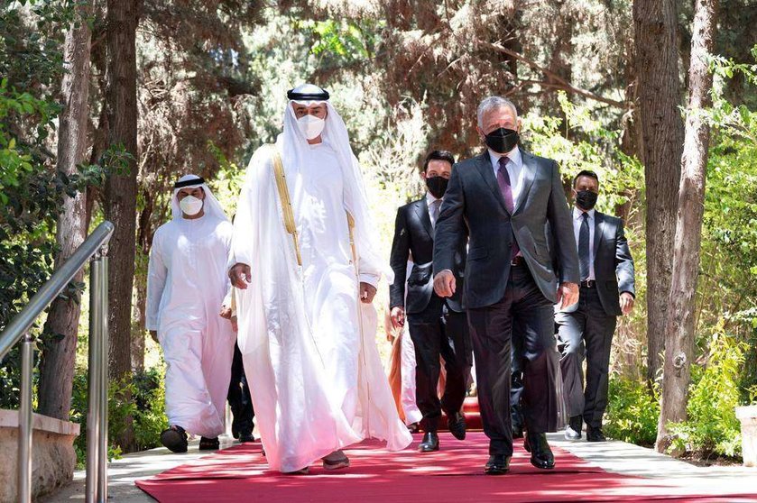 El príncipe heredero de Abu Dhabi junto al rey de Jordania en Ammán. (WAM)