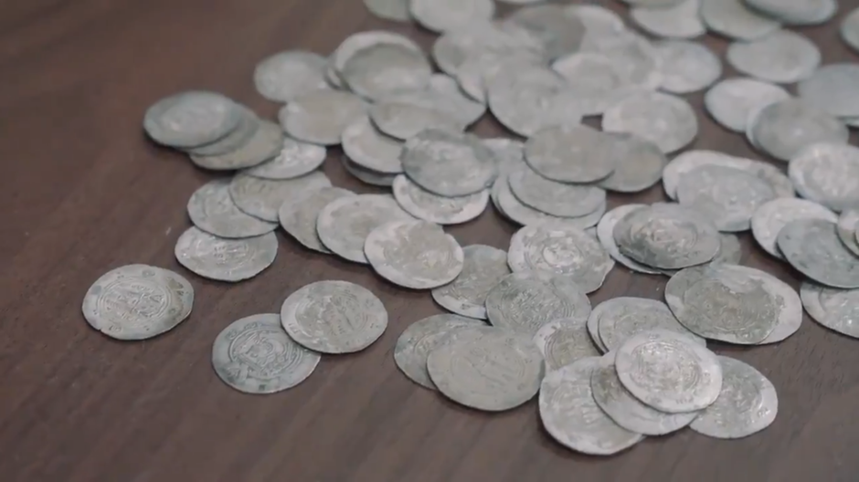 Las monedas antiguas confiscadas. (Twitter)