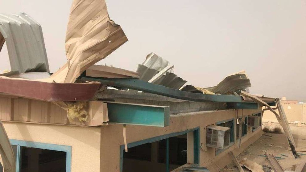 Daños en la escuela saudí tras el impacto del dron. (Al Arabiya)