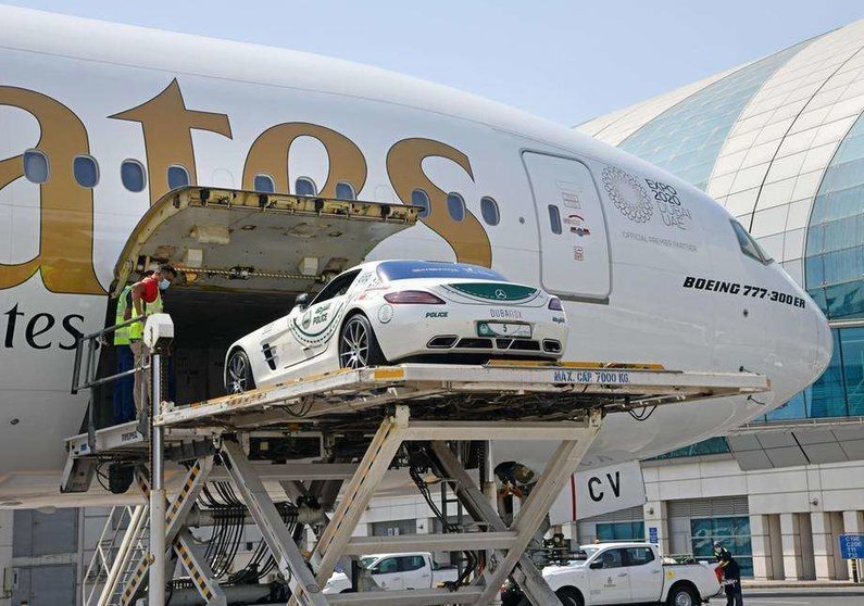 El Dubai Police V8 Mercedes Benz SLS AMG fue trasladado a Milán en Italia por Emirates SkyCargo. (Policía de Dubai)