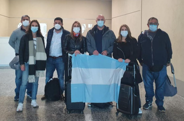 La delegación argentina muy abrigada antes de volar a Dubai. (Fuente externa)