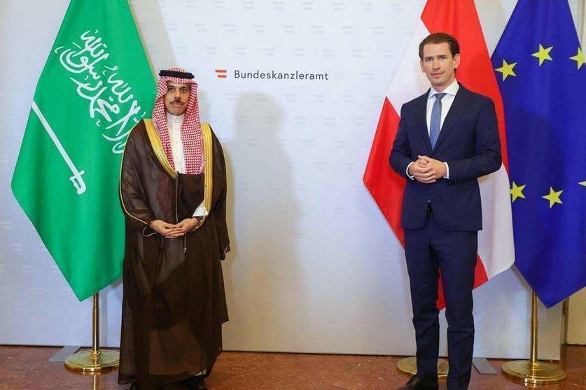 El ministro de Relaciones Exteriores de Arabia Saudita, el príncipe Faisal bin Farhan, con el canciller de Austria, Sebastian Kurz. (SPA)