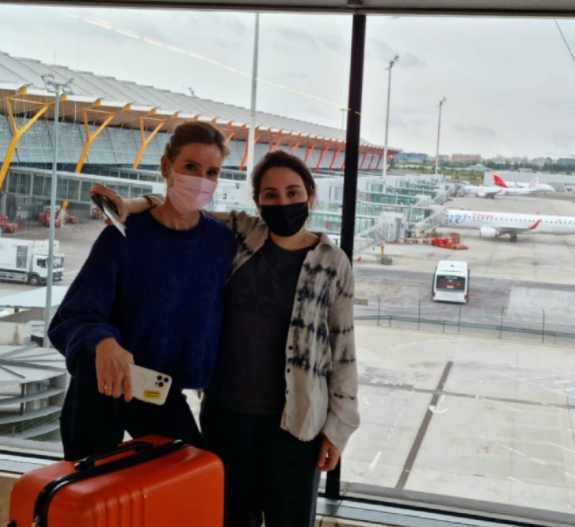 A la derecha de la imagen, la princesa Latifa de Dubai en la T4 del aeropuerto de Madrid. (Instagram)