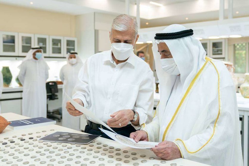 El gobernante de Sharjah ante el tesoro arqueológico hallado en el emirato. (WAM)