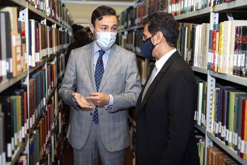 Guzmán Palacios -izquierda- junto a Ahmed bin Rakkad Al Ameri durante la visita a la Biblioteca Islámica de Madrid. (Cedida)