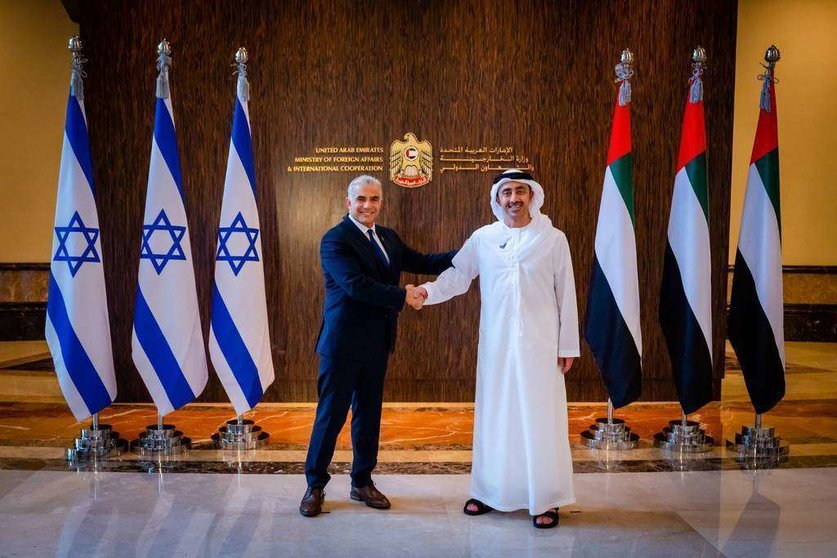 Los ministros de Exteriores de EAU e Israel este martes en Abu Dhabi. (WAM)