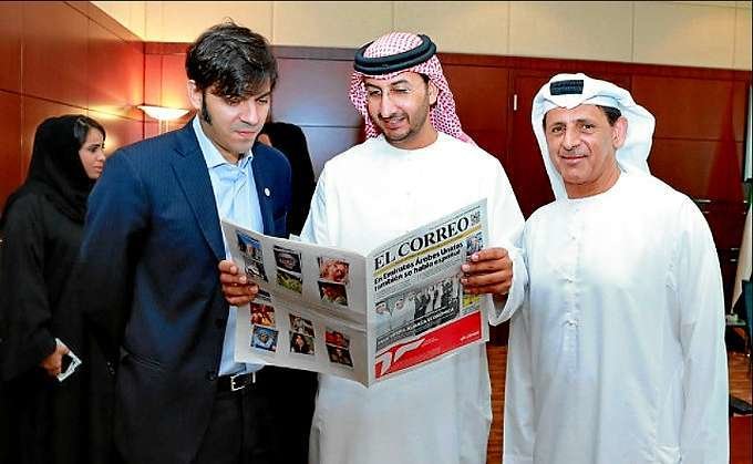 Autoridades emiratíes leen la edición impresa de EL CORREO DEL GOLFO en Emiratos Árabes Unidos. (EL CORREO)