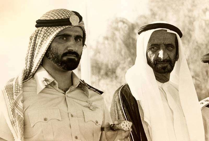 Un joven jeque Mohammed bin Rashid junto a su padre. (Fuente externa)