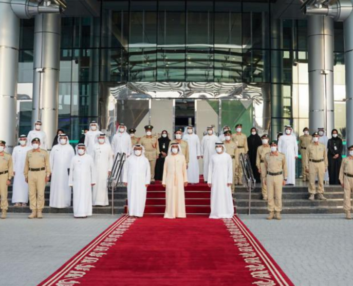Un momento de la visita del gobernante a la sede de la Policía. (Dubai Media Office)