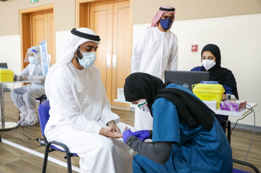El número de test realizado en Emiratos Árabes para detectar el coronavirus multiplica al de su población. (WAM)