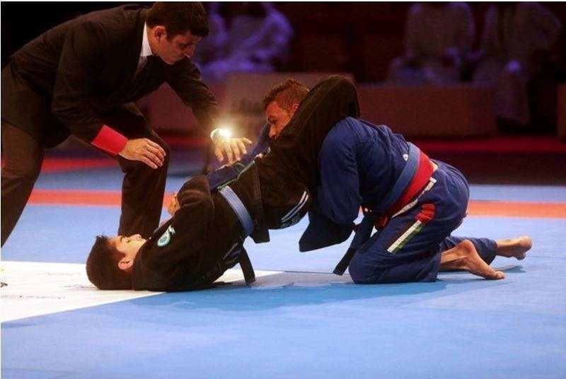 En la foto de The National, un momento del campeonato de jiu jitsu.