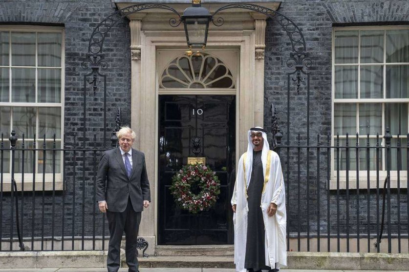 En una imagen de archivo, el príncipe heredero de Abu Dhabi junto a Boris Johnson en Londres.
