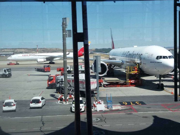 Avión de Emirates Airline en la Terminal 4 del aeropuerto de Barajas en Madrid. (EL CORREO)