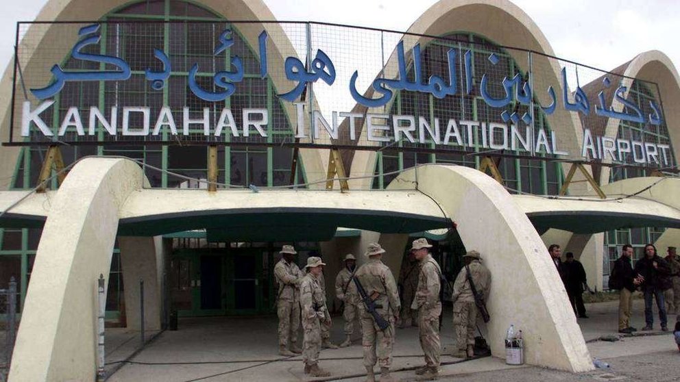Fuerzas estadounidenses frente al aeropuerto internacional de Kandahar en 2002. (Fuente externa)