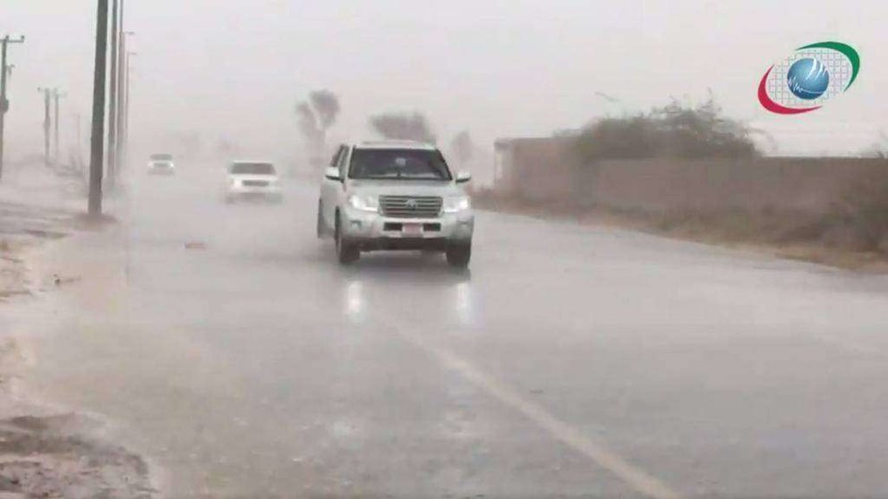 Una carretera bajo la lluvia en Al Ain. (NCMS)