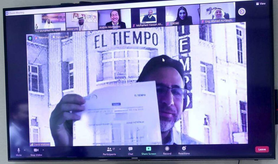 El director del periódico colombiano muestra la firma del memorando. (WAM)
