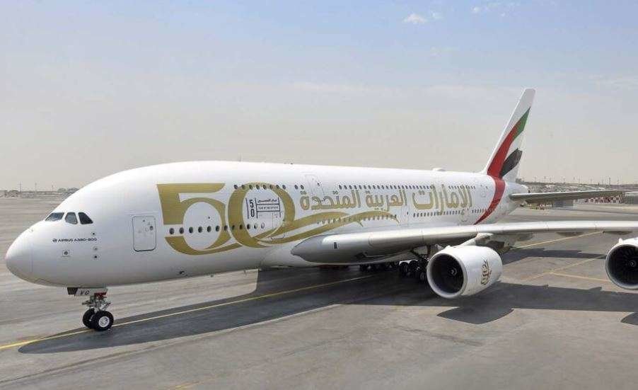 El primer Airbus A380 de Emirates en recibir la decoración del 50 aniversario del país.