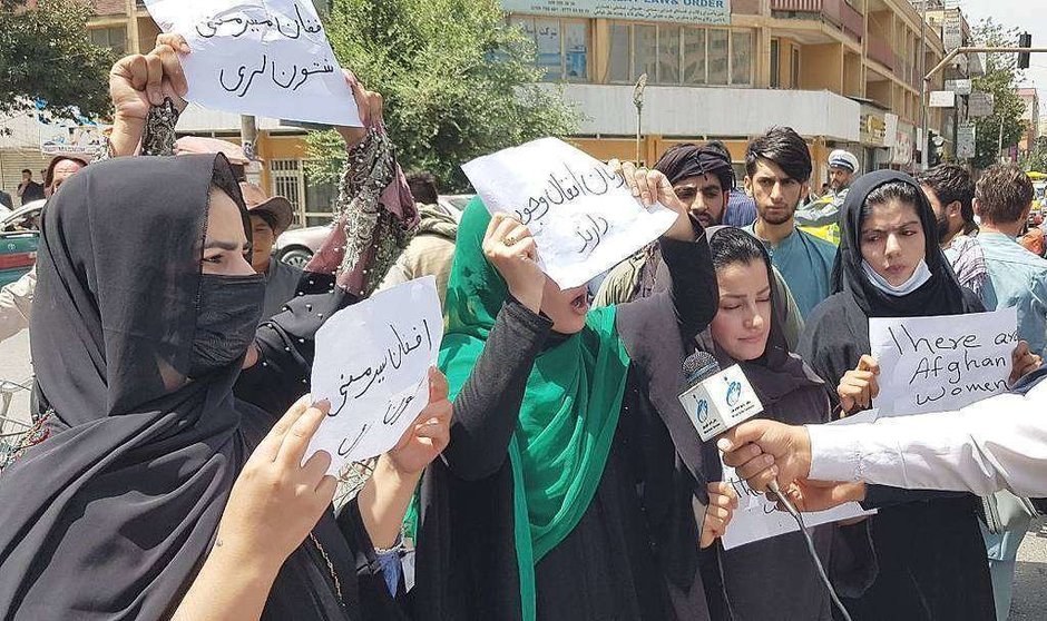 Mujeres protestan en Afganistán tras el ascenso al poder de los talibanes. (Twitter)