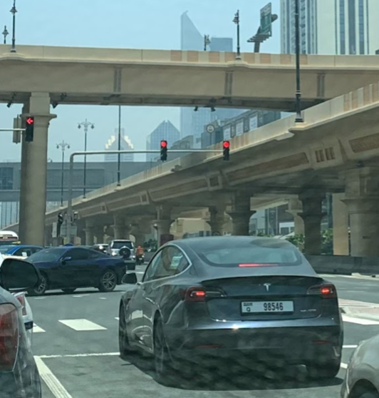 Un coche Tesla en el centro de Dubai. (EL CORREO)