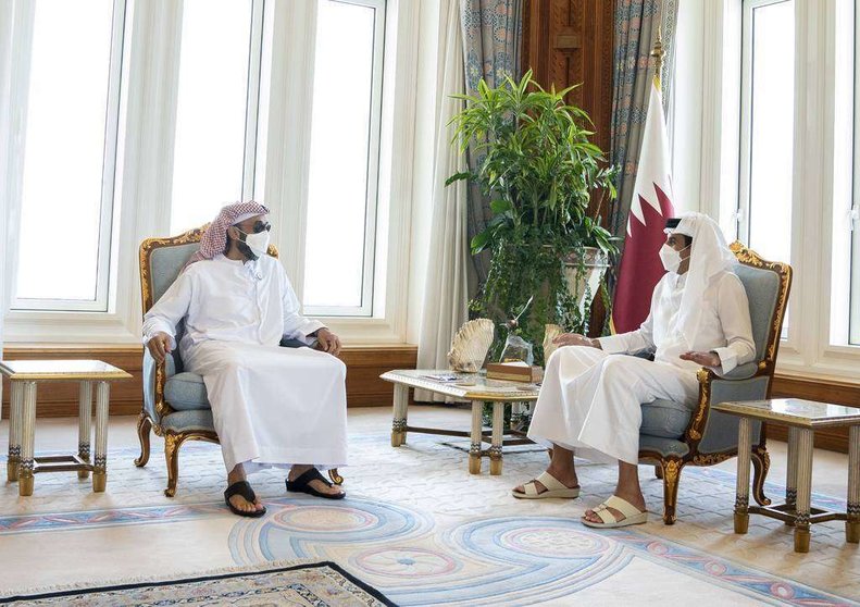 El emir de Qatar a la derecha y el asesor de Seguridad Nacional de EAU. (WAM)