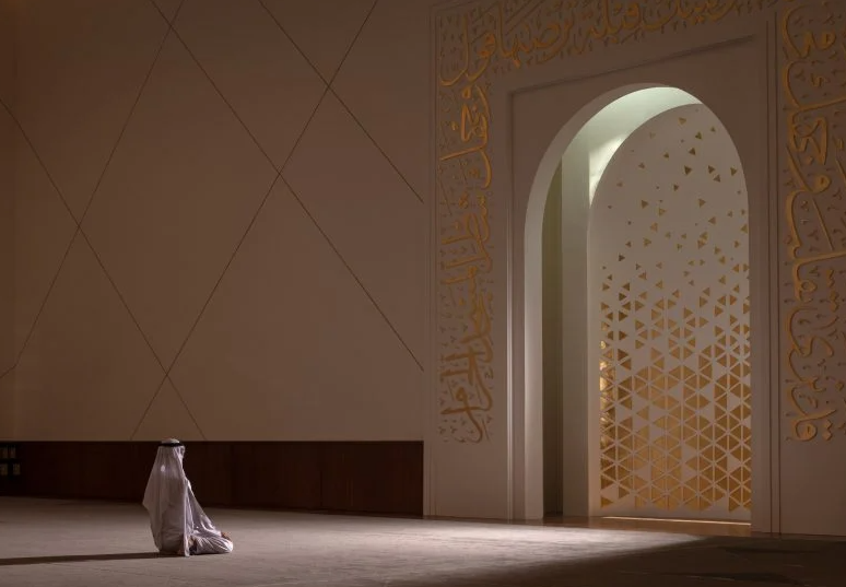 Un fiel reza en una mezquita de Dubai. (Fuente externa)
