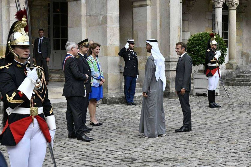 El jeque Mohamed bin Zayed junto al presidente francés en el castillo de Fontainebleau en septiembre de 2021. (Twitter)