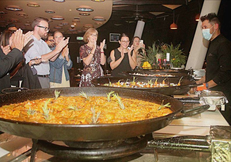 El chef valenciano Juan Ramón Sobero recibe el aplauso de los invitados a la celebración del Día Mundial de la Paella en Dubai. (EL CORREO)