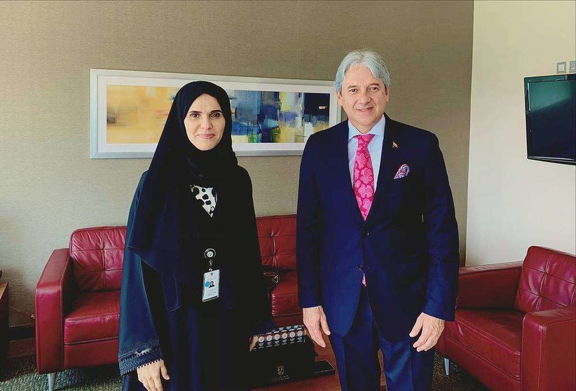 El embajador de Colombia en EAU junto a Al Alhbabi Al Saghira, directora para América del MoFAIC. (Twitter)