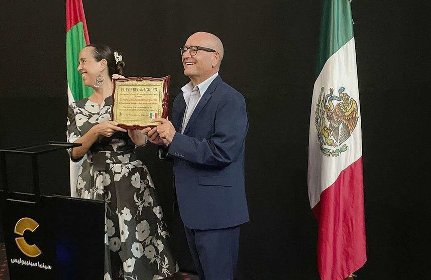 La embajadora de México, Francisca E. Méndez, recibe la plaza honirífica de manos de Rafael Unquiles, director de EL CORREO DEL GOLFO. (Richard Ramos / EL CORREO)