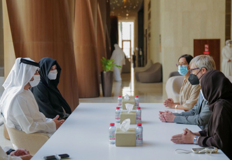 Una imagen de una reunión de Dubai Media Office de la era del coronavirus.