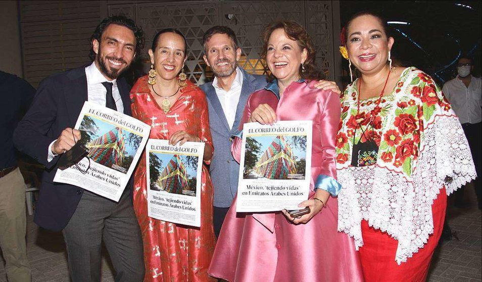 Autoridades mexicanas y responsables del Pabellón muestran especial impreso de EL CORREO DEL GOLFO dedicado a México. (Richard Ramos)