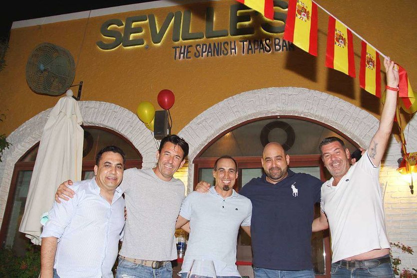 Españoles en el restaurante Seville's de Dubai. (Richard Ramos / EL CORREO)